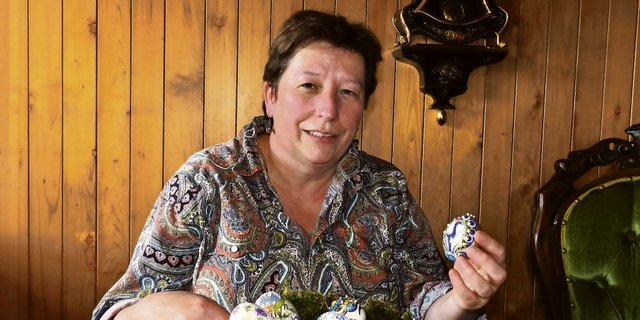 Anlässlich des Frühlingsmarkts in Huttwil BE, den Heidi Bärtschi mitorganisiert hat, hat die Bäuerin einige besonders schön dekorierte Eier erworben. (Bild: Barbara Heiniger)