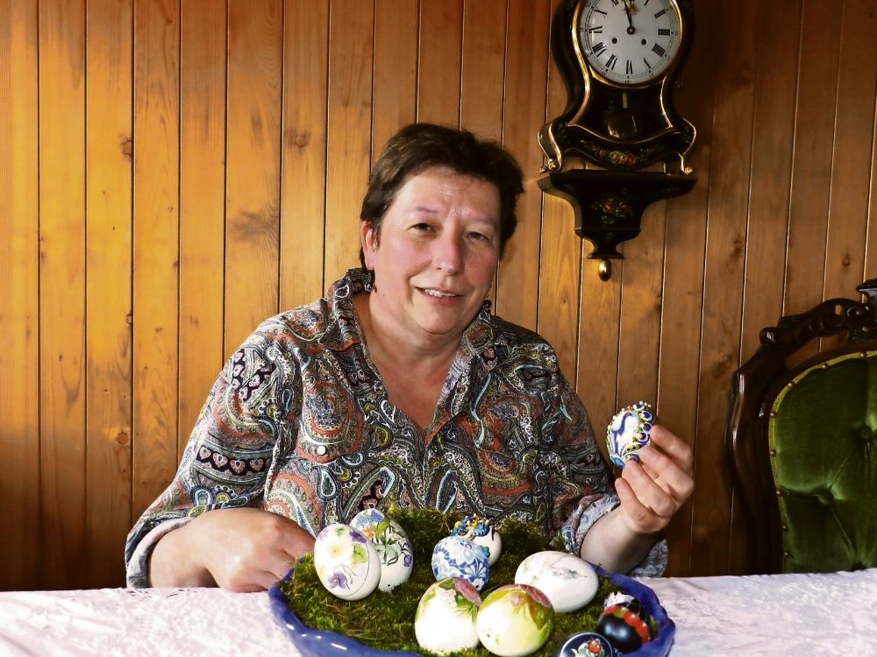 Anlässlich des Frühlingsmarkts in Huttwil BE, den Heidi Bärtschi mitorganisiert hat, hat die Bäuerin einige besonders schön dekorierte Eier erworben. (Bild: Barbara Heiniger)