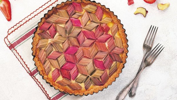 Rhabarber-Tartes mit Rhabarber-Tartes mit geometrischen Mustern sind ein Hingucker. Bei der Anordnung der Stücke beginnt man in der Mitte.