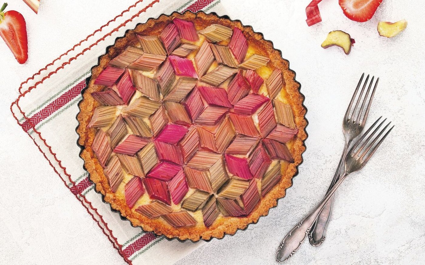 Rhabarber-Tartes mit geometrischen Mustern sind ein Hingucker. Bei der Anordnung der Stücke beginnt man in der Mitte. 