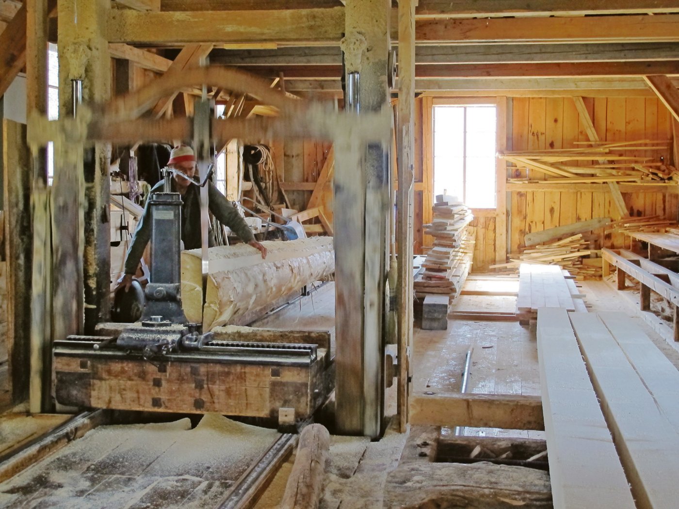 So präsentiert sich die Holzgattersäge mit einem Sägeblatt heute. Sie wurde im Jahr 1976 angeschafft und stand zuvor bereits im Toggenburg im Einsatz.