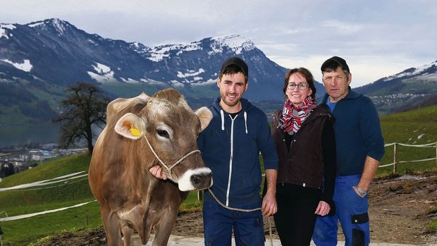 Es stehen wieder Küh Es stehen wieder Kühe im Stall: Lukas, Lisbeth und Walter Auf der Maur (v. l. n. r.) mit der Patrol-Jungkuh Lidya.