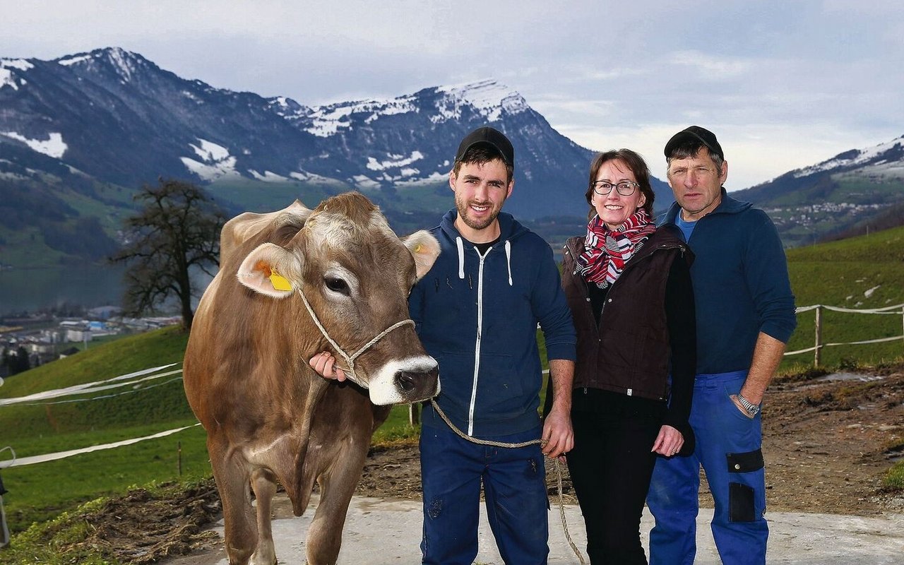 Es stehen wieder Kühe im Stall: Lukas, Lisbeth und Walter Auf der Maur (v. l. n. r.) mit der Patrol-Jungkuh Lidya. 