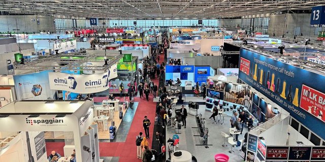 Ein Blick über eine der vielen Messehallen der Eurotier. Über 120 000 Besucher(innen) reisten ins deutsche Hannover und bestaunten die Innovationen aus aller Welt.  