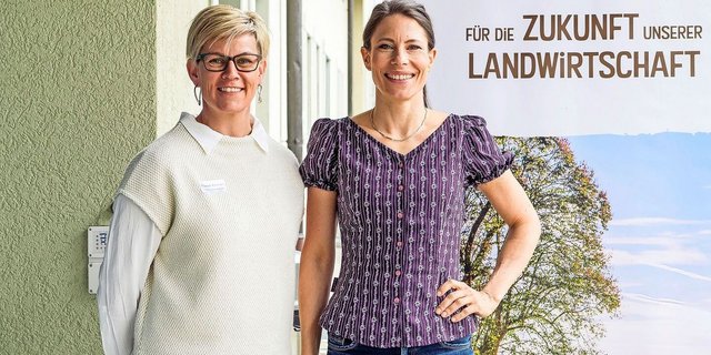 Die vierfache Schwingerkönigin Sonia Kälin mit der Präsidentin Elisabeth Rüttimann an der Frühjahrstagung der Luzerner Bäuerinnen.