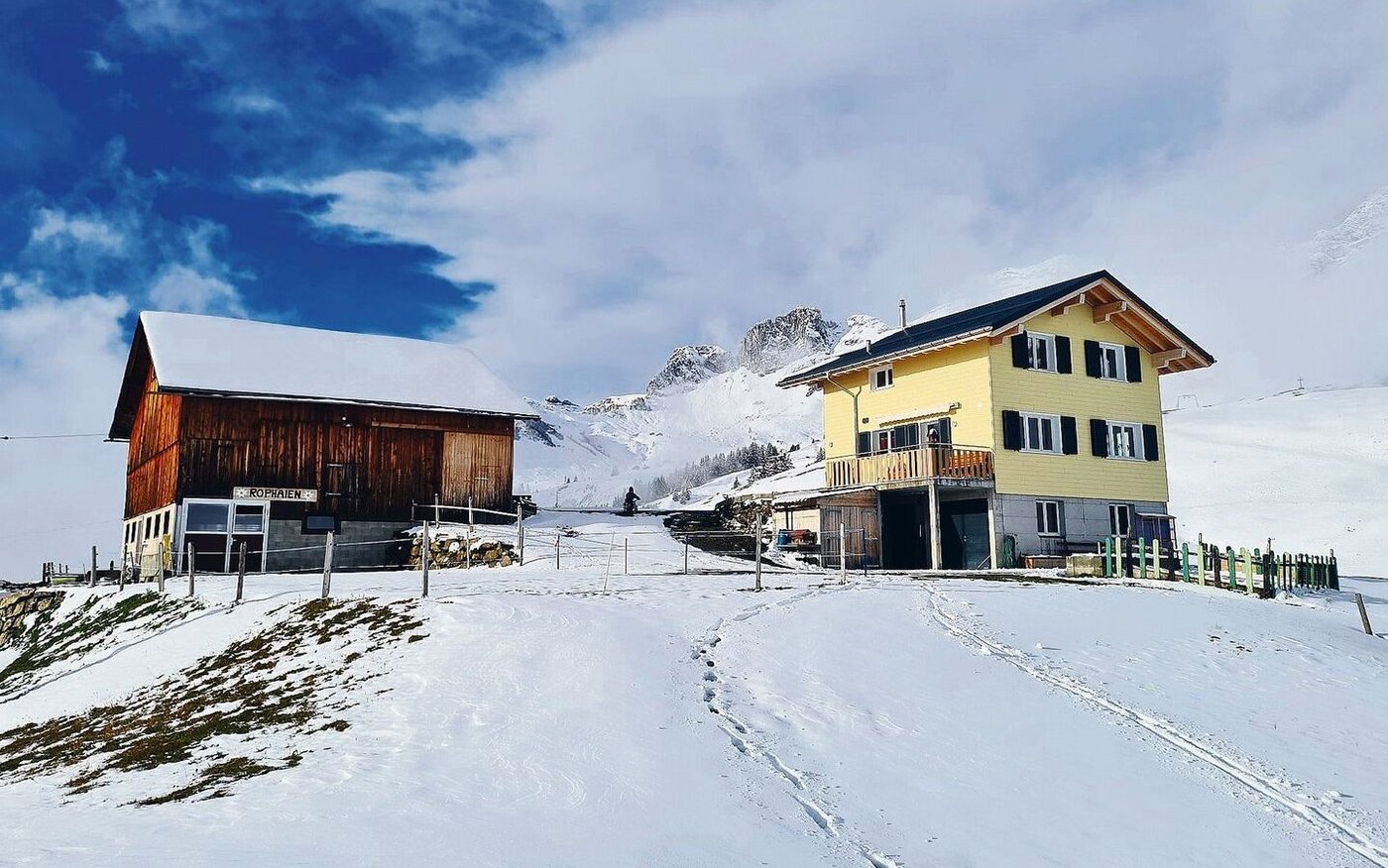 Das neue Wohnhaus und der mit viel Eigenarbeit sanierte Rinderstall der Familie Arnold auf dem Bergbetrieb Rophaien.
