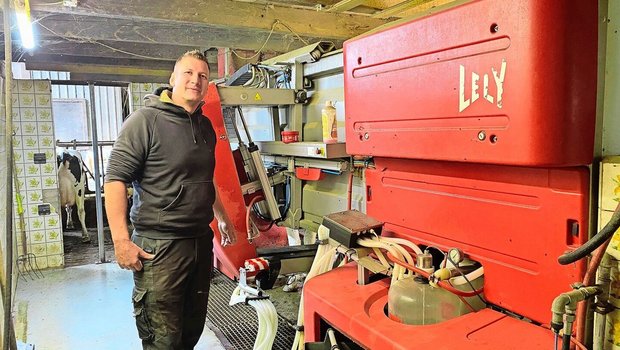 Roman Bieri neben de Roman Bieri neben dem Melkroboter Lely A3. Der A5 wird im Dezember installiert.