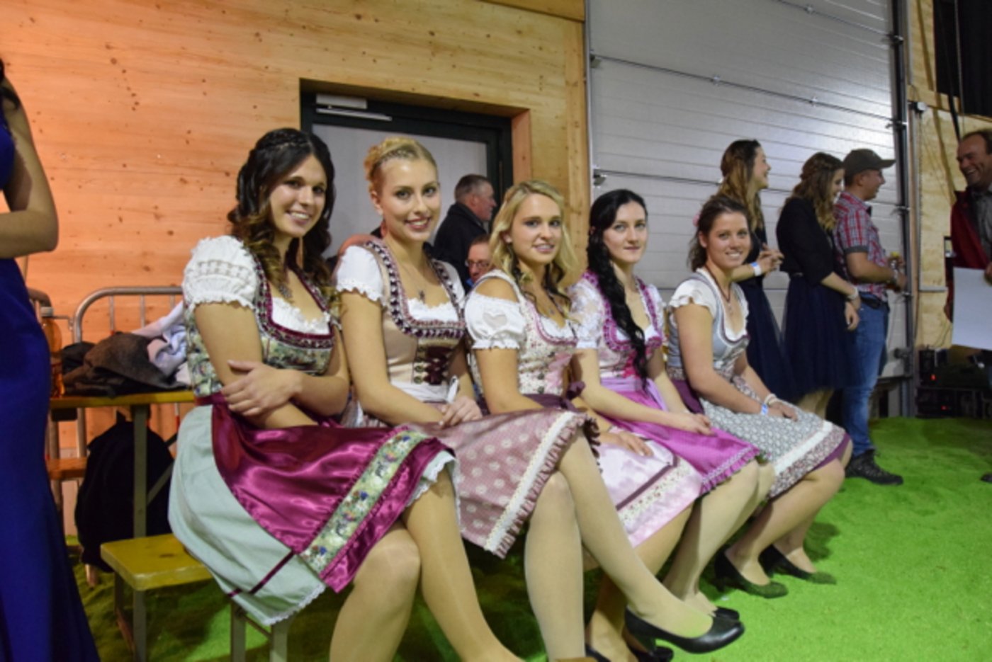 Die Kandidatinnen für die Braunviehköniginnen-Wahl sind wohl schon etwas Aufgeregt. Welche von ihnen holt sich das Krönchen? V. l. n. r.: Vanessa Hobi, Anita Krummenacher, Antonia Kälin, Andrina Peter und Patrizia Hobi. (Bilder jba)