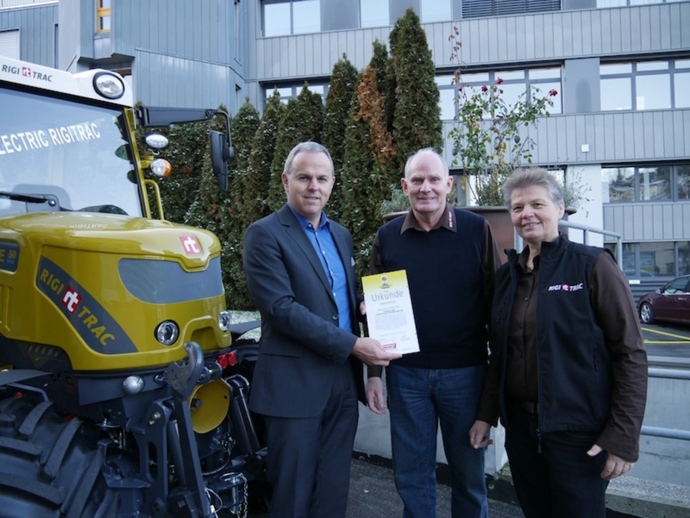 Die «Swiss Innovation Award»-Urkunde wird von Roman Engeler, SVLT an Sepp und Marlis Knüsel vor dem Rigitrac «SKE 50» ausgehändigt. (Bild z.V.g.)