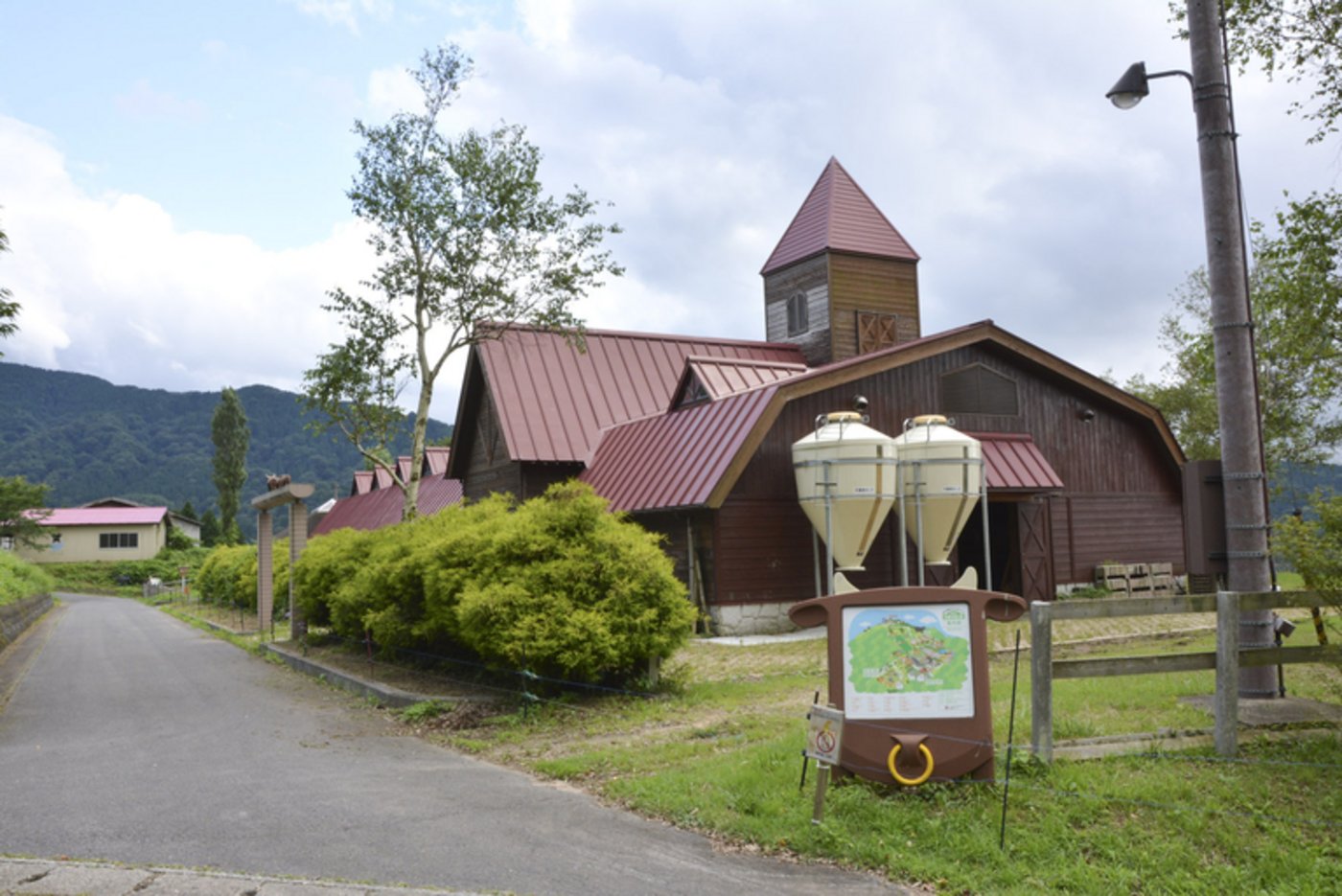 Das Aussehen der Farm in Mikata orientiert sich an amerikanischen Farmgebäuden. 