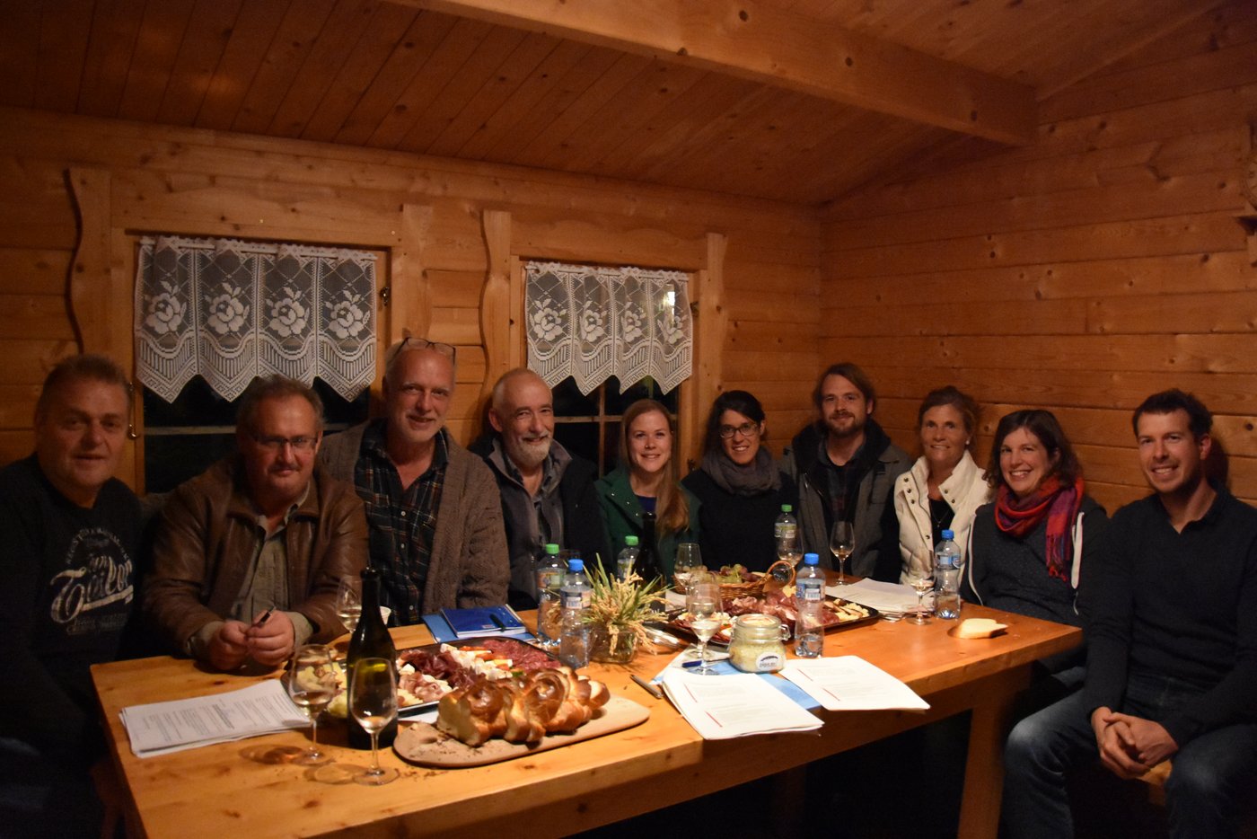 Der Vorstand der IG Nassreis, umringt von den Gründungsmitgliedern. 