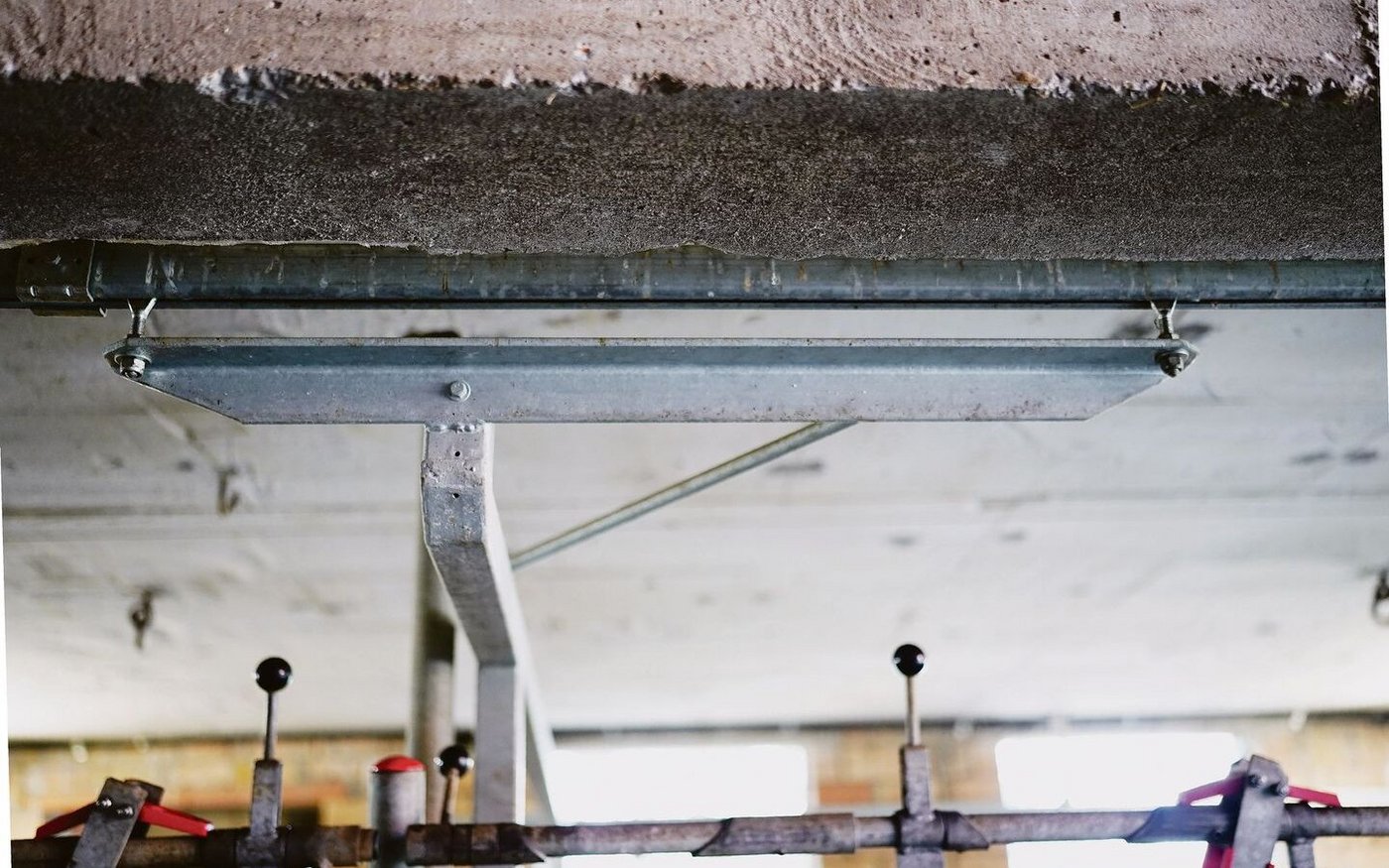 Das an die Stalldecke montierte Schienensystem hat sich bewährt. Dank dieser Lösung kann Tobias Höltschi sein Gatter mühelos durch den Stall schieben und platzsparend verstauen.