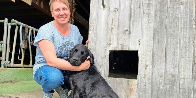 Die Mutterkühe sind auf der Alp: Verschnaufpause für Astrid Murpf mit Hündin Juna.