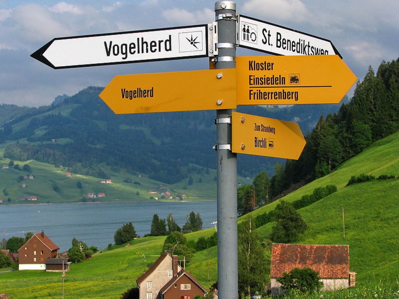Die gelben Wanderweg-Schilder kennt in der Schweiz jedes Kind. (Bild: Roland zh)