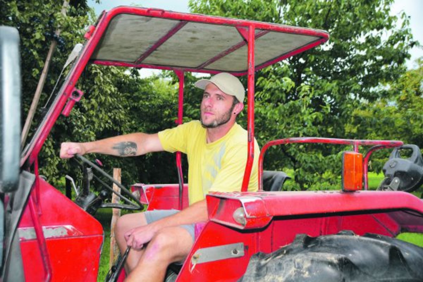 Auf dem Betrieb ist der Vollzeit-Schreiner Patrick Roth vor allem als Maschinist im Ackerbau im Einsatz. 
