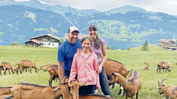 Ladina Lötscher mit Ladina Lötscher mit Ehemann Abraham Lötscher und der jüngsten Tochter Svenja auf der Geissenweide. Die Herde besteht vorwiegend aus Tieren der Rasse Gemsfarbige Gebirgsziege. Sie werden von Dezember bis Oktober gemolken.