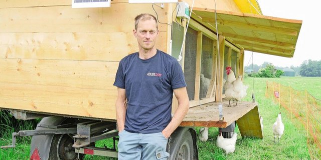 Pirmin Adler beim Hühnermobil: Der Landwirt hat schon grosse Erfahrungen mit Agroforst. 