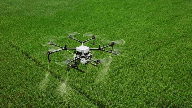 Erst kürzlich hat der Bund den Einsatz von Drohnen für den Pflanzenschutz bewilligt. Damit soll es weniger Abdrift geben als etwa bei Spritzungen per Helikopter. (Bild Pixabay)