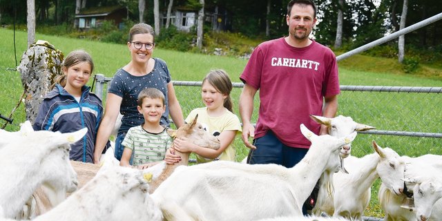 Urs und Elise Hofstetter mit den Kindern Anna, Lea und Noah. (Bild Peter Fankhauser)