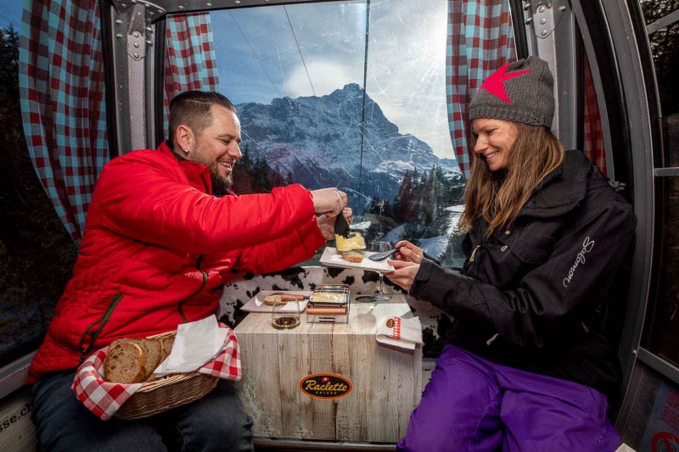 Wie es in der Medienmitteilung hiess, habe er auf der 25-minütigen Gondelfahrt ein herzhaftes Raclette genossen...