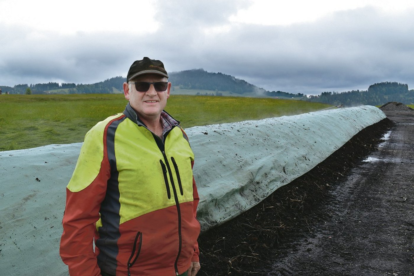 Beat Birchler bei der Kompostmiete am Feldrand. Er führt diesen Betriebszweig schon seit 25 Jahren.(Bild Konrad Schuler)