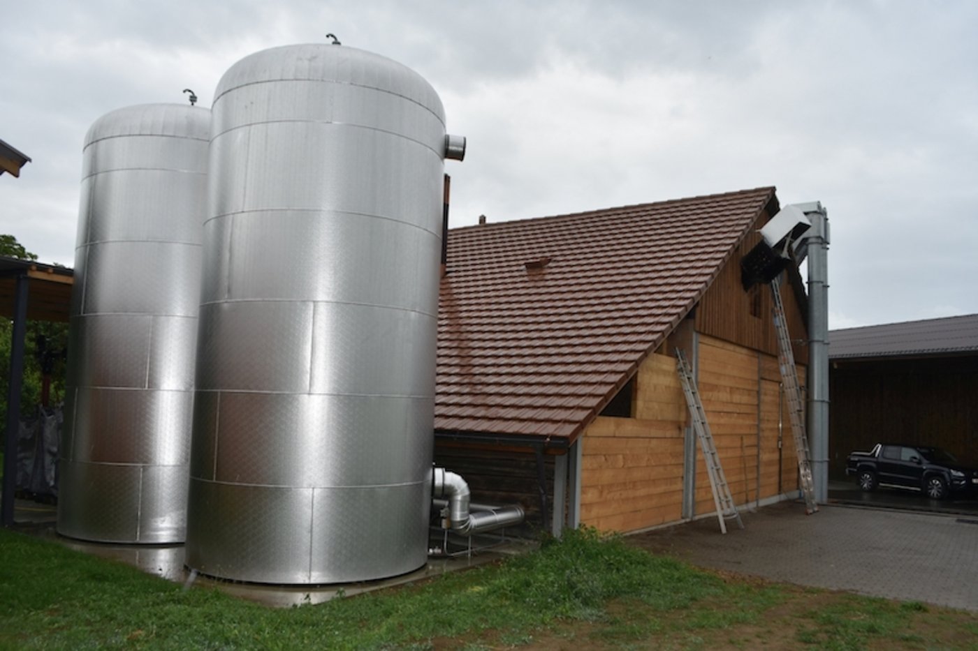 In den beiden 60 m³ fassenden Vorrats Silos werden die nassen Hackschnitzel mit Ventilatoren getrocknet. 