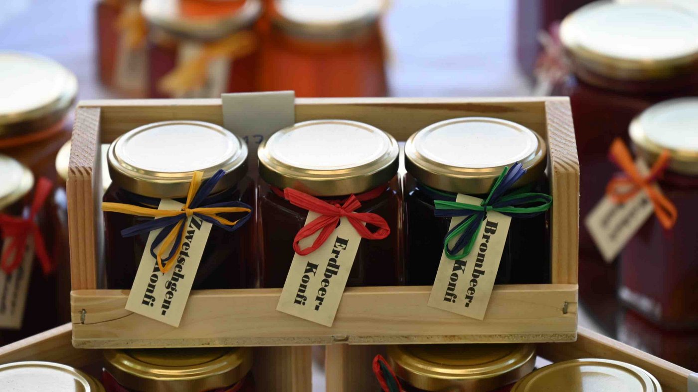 Brot. Käse, Konfitüre; wer will, kann sich sogleich fürs Znacht eindecken. Es fehlt an nichts. 