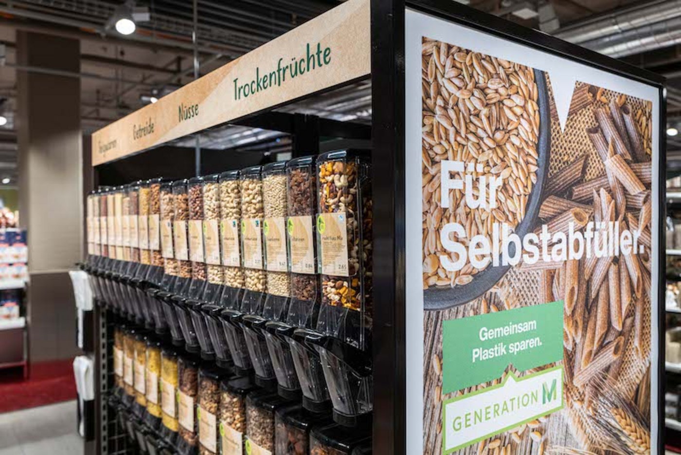 Wie beim offenen Gemüse gibt es bei den Abfüllstationen Wagen, die auf Knopfdruck eine passende Etikette mit dem Preis ausspucken. (Bild Migros)