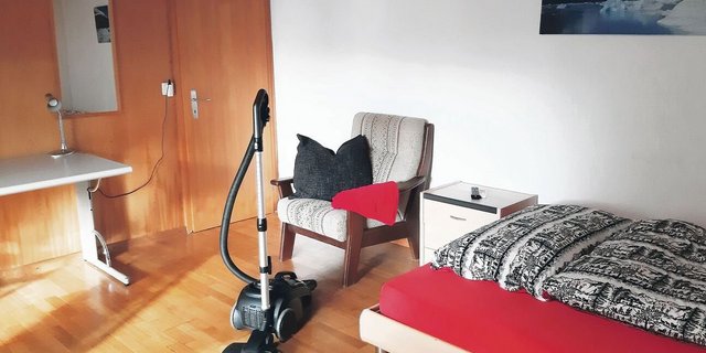 Ob die Zimmerreinigung und das Beziehen des Bettes beim Logisabzug inbegriffen sind oder nicht, ist nirgends klar geregelt. Im zwischenmenschlichen Bereich können die Bauernfamilien also noch einiges selbst entscheiden und regeln und tun das auch.  