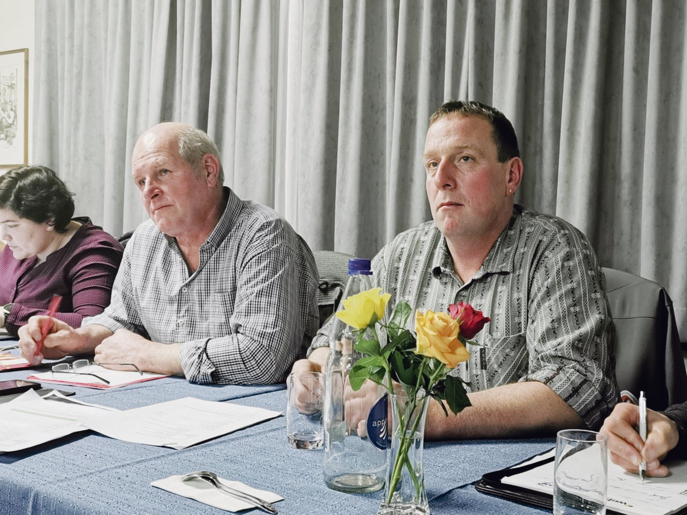 Ruedi Gygax (links) trat als Präsident der Oberaargauer zurück. Sein Vize Niklaus Flückiger fand das passende Geschenk für ihn.