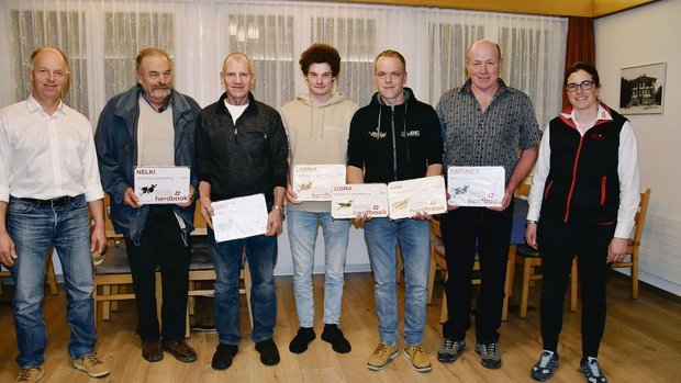 Adrian Weber (links) Adrian Weber (links) und Sandra Staub-Hofer (rechts) überreichten die Plaketten an: Franz Hofer, Daniel Käser-Egger, Andreas Schaad, Werner Dennler und Hansruedi Allenbach (v. l. n. r.).
