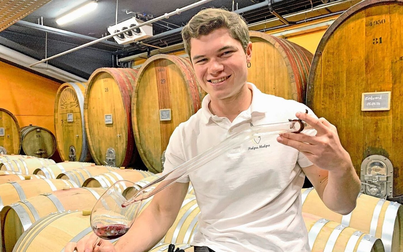 Der 19-jährige Tön Staubli im Weinkeller der GVS in Schaffhausen beim ersten Begutachten eines jungen Weines aus dem Holzfass.