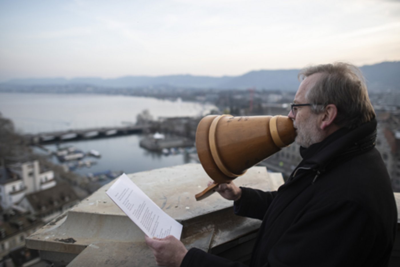 Der Zürcher Münsterpfarrer bei seinem Betruf von der Terasse des Gotteshauses. (Bild Keystone)