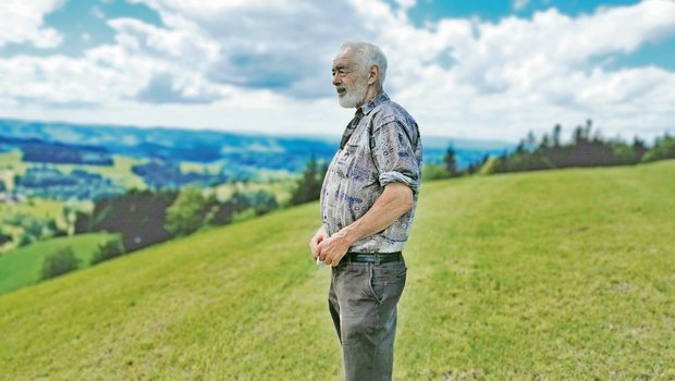 Hans-Peter Heiniger lässt seinen Blick über die Talschaft Heimisbach schweifen. Er hat den Strukturwandel miterlebt und schaut jetzt mit gemischten Gefühlen in die Zukunft.(Bilder Simone Barth)