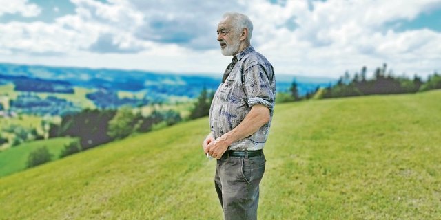 Hans-Peter Heiniger lässt seinen Blick über die Talschaft Heimisbach schweifen. Er hat den Strukturwandel miterlebt und schaut jetzt  mit gemischten Gefühlen in die Zukunft.(Bilder Simone Barth)
