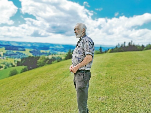 Hans-Peter Heiniger lässt seinen Blick über die Talschaft Heimisbach schweifen. Er hat den Strukturwandel miterlebt und schaut jetzt mit gemischten Gefühlen in die Zukunft.(Bilder Simone Barth)