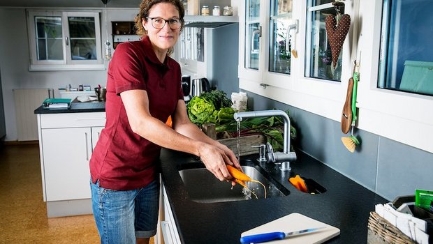 «SRF bi de Lüt – Landfrauenküche»: Beim Kochen wurde es bei Eveline Villiger richtig heiss Eveline Villiger kocht gern, je nach Umständen wird es aber neben allen anderem etwas viel. (Bild Ueli Christoffel/SRF)