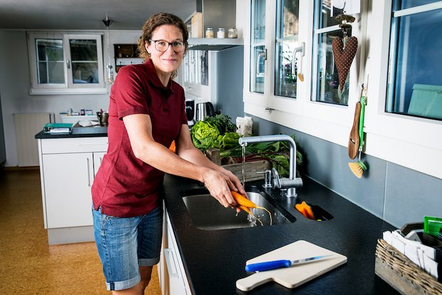 «SRF bi de Lüt – Landfrauenküche»: Beim Kochen wurde es bei Eveline Villiger richtig heiss Eveline Villiger kocht gern, je nach Umständen wird es aber neben allen anderem etwas viel. (Bild Ueli Christoffel/SRF)
