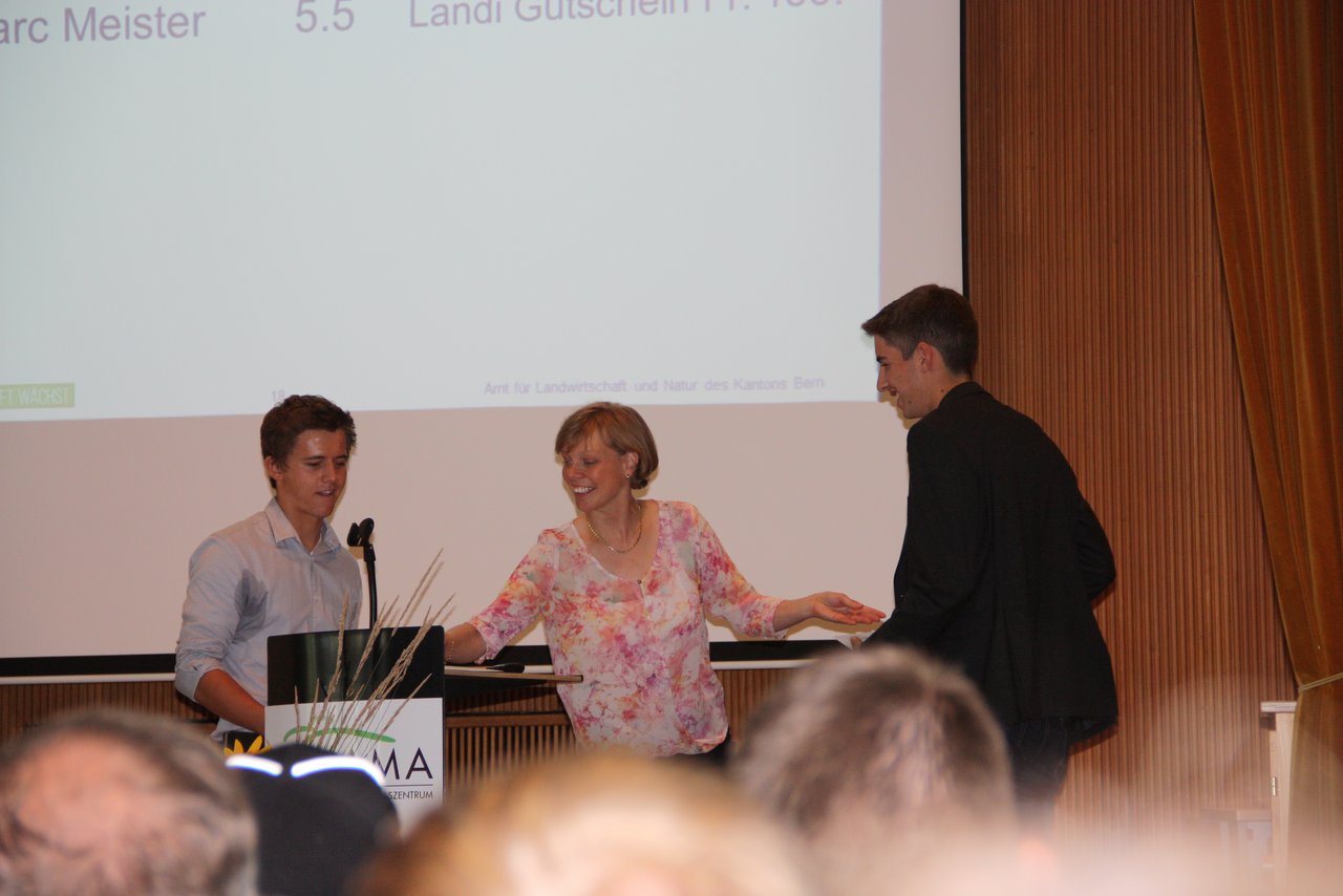 Karin Aeberhard ehrt Marc Meister (rechts) und Lars Wälchli für ihre Abschlussnote von 5.5. (Bild aw)