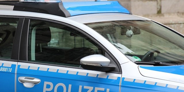Die Polizei hielt den 54-jährige Fahrer so lange auf, bis die verbliebenen Weincontainer gesichert waren. (Bild pixabay)