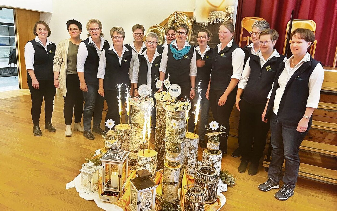 Der gesamte Vorstand versammelt um Präsidentin Regula Iten (Mitte, blaues Halstuch). Neu: Sandra Bircher, Ortsvertreterin Hünenberg, Zweite von links.