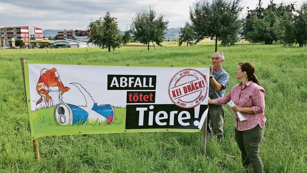 «Kei Dräck» für Luzern: Plachen und Plakate gegen Littering In Oberkirch wurde die Feldrandplache von Landwirt Klaus Muff und Madeleine Grüter, Öffentlichkeitsarbeit LBV, aufgestellt. Das Feld liegt an der Umfahrungsstrasse nahe der Landi-Tankstelle, wo der Abfall ein grosses Problem darstellt.(Bild Franziska Jurt)