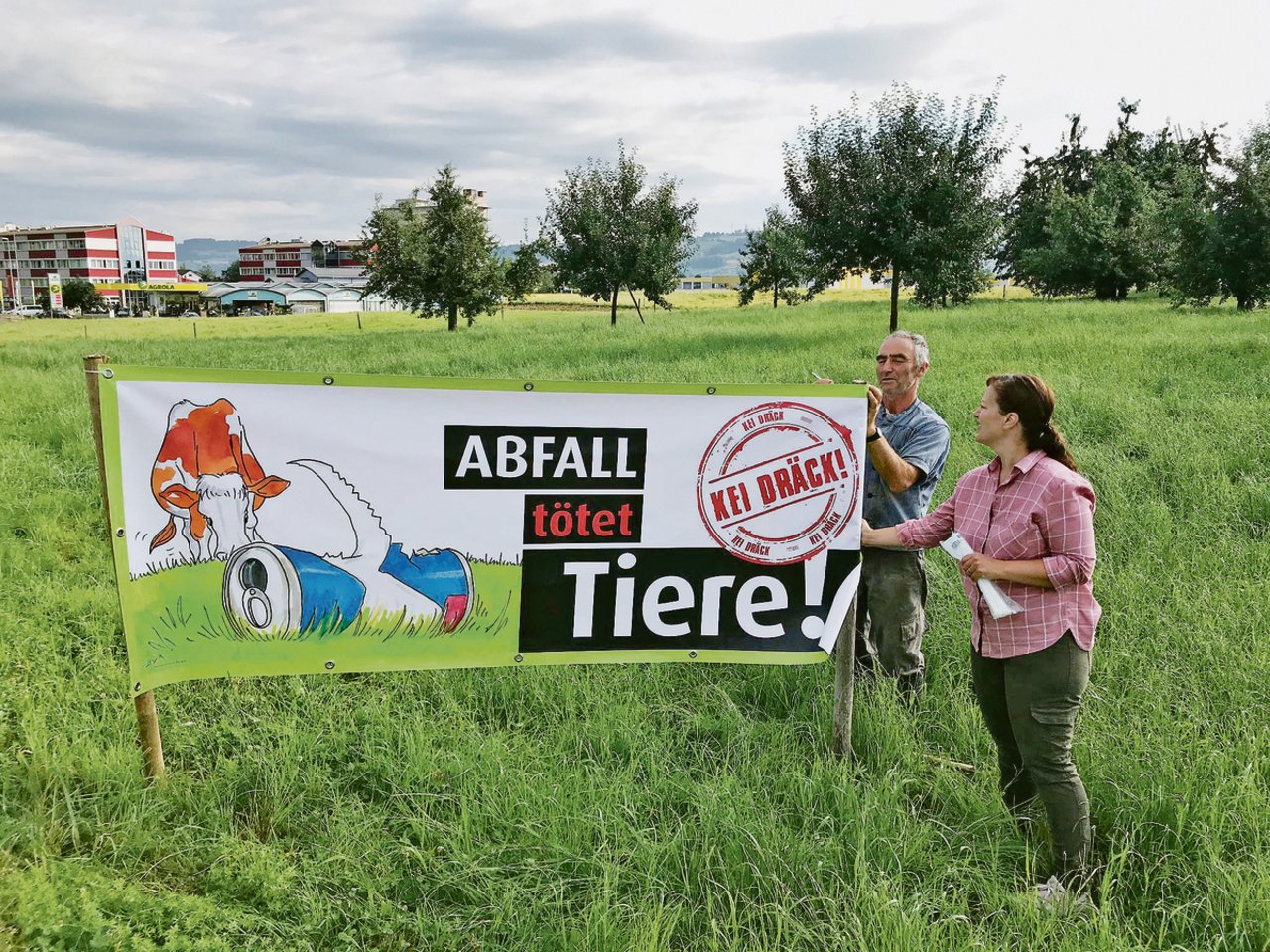 In Oberkirch wurde die Feldrandplache von Landwirt Klaus Muff und Madeleine Grüter, Öffentlichkeitsarbeit LBV, aufgestellt. Das Feld liegt an der Umfahrungsstrasse nahe der Landi-Tankstelle, wo der Abfall ein grosses Problem darstellt.(Bild Franziska Jurt)