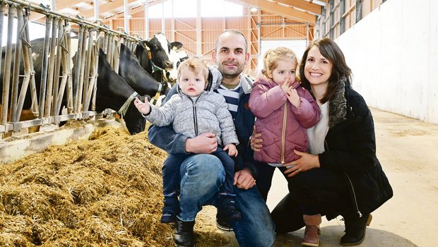 Familie Lüdi mit Christoph, Andrea und den beiden Kindern Nico und Mia haben viel Freude an ihrem neuen Milchviehstall. Auch die Viehzucht ist eine grosse Leidenschaft. (Bilder Jasmine Baumann)