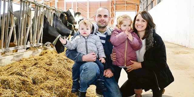 Familie Lüdi mit Christoph, Andrea und den beiden Kindern Nico und Mia haben viel Freude an ihrem neuen Milchviehstall. Auch die Viehzucht ist eine grosse Leidenschaft. (Bilder Jasmine Baumann)