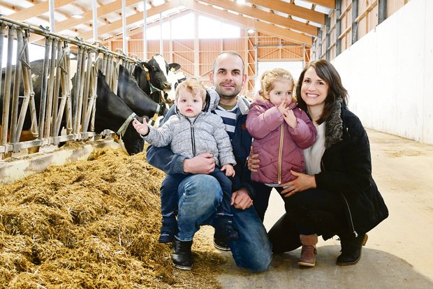 Familie Lüdi mit Christoph, Andrea und den beiden Kindern Nico und Mia haben viel Freude an ihrem neuen Milchviehstall. Auch die Viehzucht ist eine grosse Leidenschaft. (Bilder Jasmine Baumann)