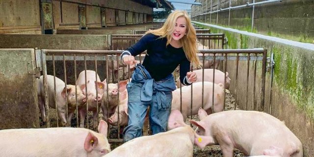 Derzeit hat sie die Verantwortung über die «Bierschweine»: Marlies Wandeler hat ihren Mann in die Ferien geschickt und leitet gemeinsam mit einem Hilfsarbeiter den Mastbetrieb. (Bild Fabio Giger)