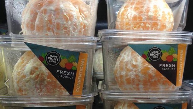 Geschälte Orangen in Plastik sind nur ein Beispiel: Skurrile Funde aus dem Lebensmittelhandel. (Bild Nathalie Gordon/Twitter)