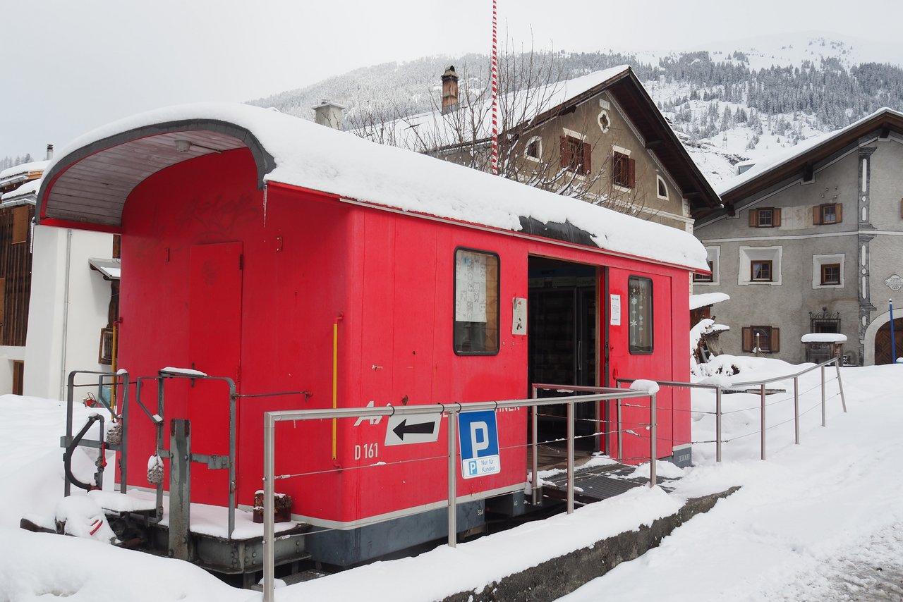 Gehört schon beinahe zum Ortsbild von Bergün: Der alte Eisenbahnwagen, der zu einem Hofladen umfunktioniert wurde.