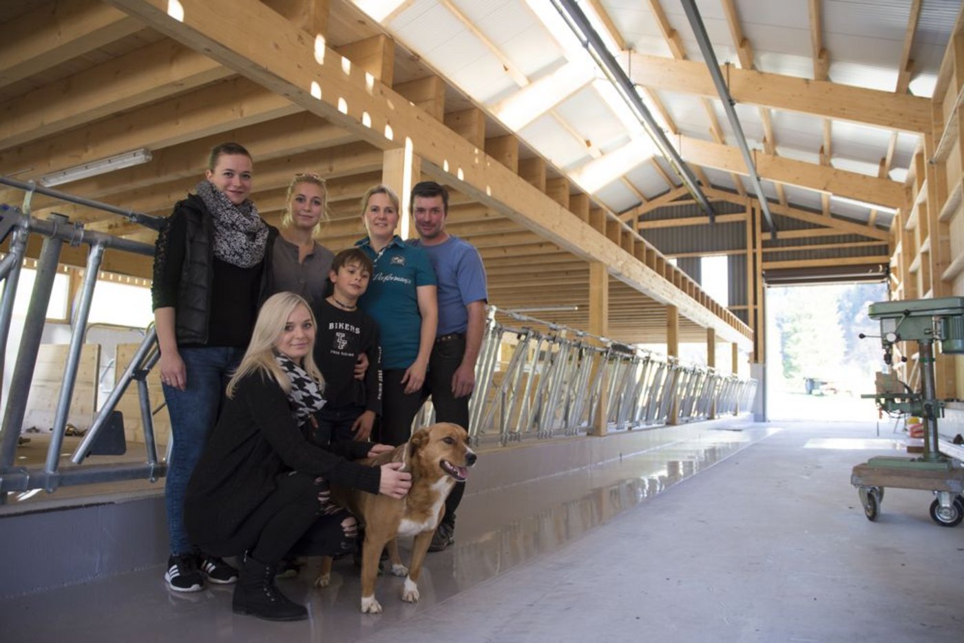Familie Huber im neuen Stall. Die ganze Familie ist froh, dass die strenge Zeit des Bauens nun vorbei ist. (Bilder Max Hugelshofer, Schweizer Berghilfe)